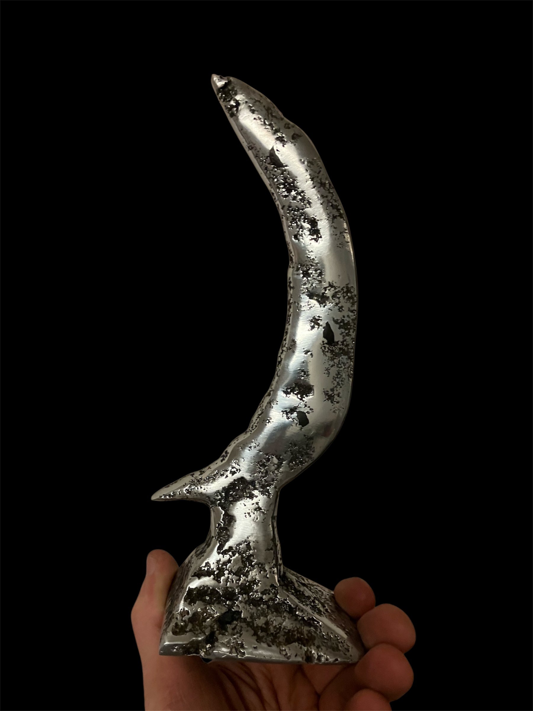 Croissant de lune ( serie GALACTICA ) zinc incrusté de basalte . Pièce unique 1/1 ( vendu )